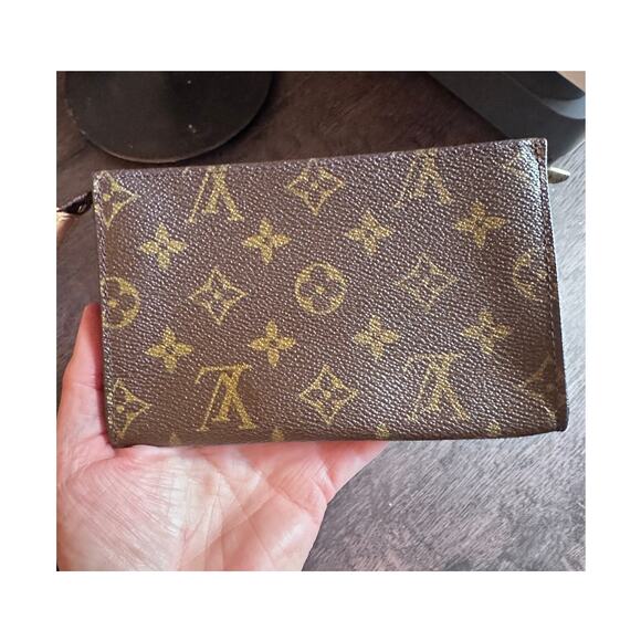 LOUIS VUITTON MONOGRAM ACCESSORY POUCH W/RING - Picture 2 of 11